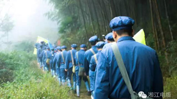 緬懷革命先烈，學(xué)習(xí)革命精神。——湘江電纜井岡山精神學(xué)習(xí)班剪影