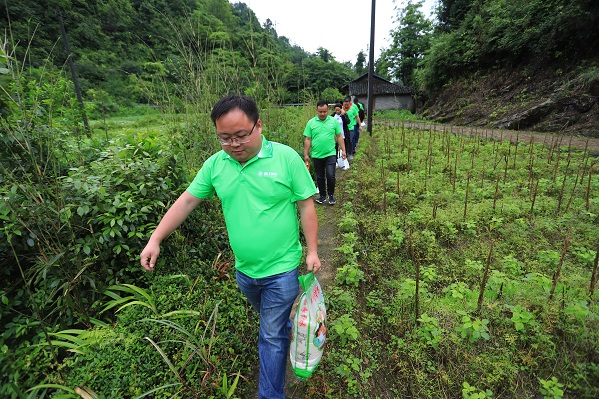 “六一微心愿，愛心暖童心”湘江電纜攜手村長李銳愛心傳遞 點亮未來